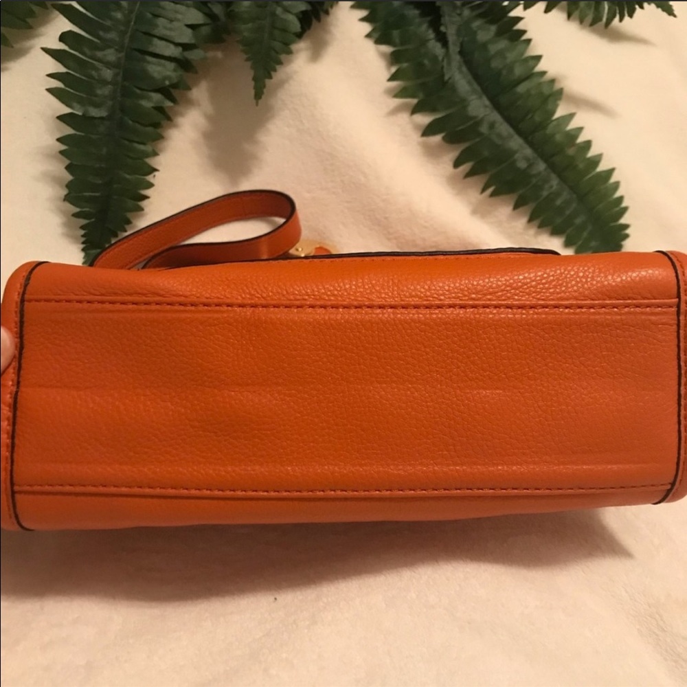 🔥Michael Kors orange Margo Messenger - Picture 4 of 6
